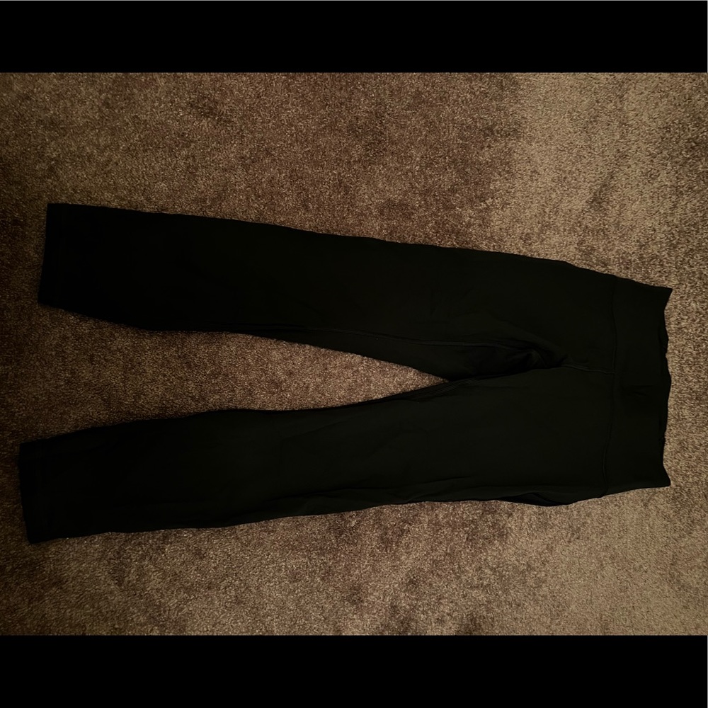 Lululemon womens Capri tight. Excellent condition. No flaws. Size 6.